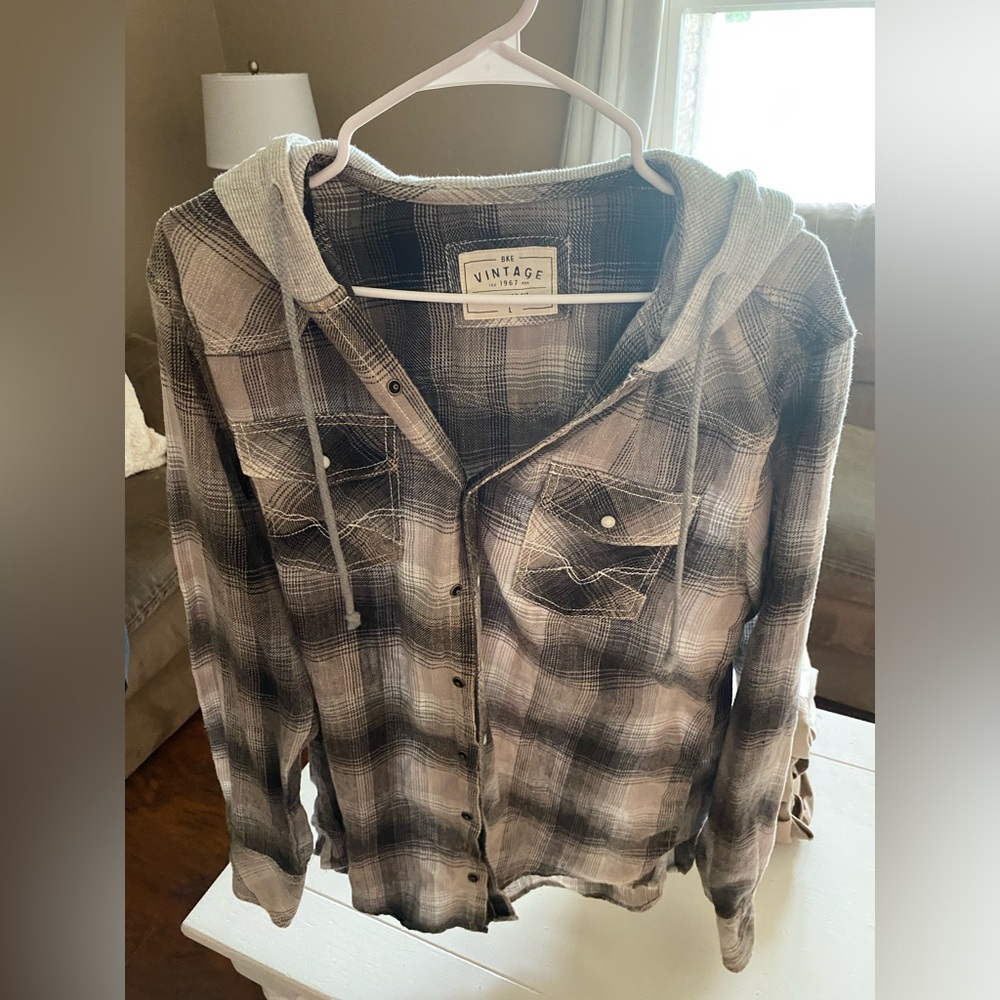 Brand: Buckle. Hooded pearl snap. Size: Large